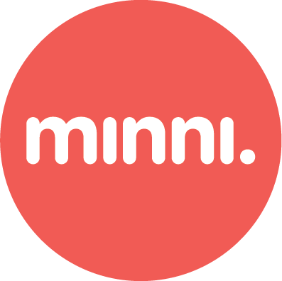 Red circle with the word "Minni" written in white lettering.